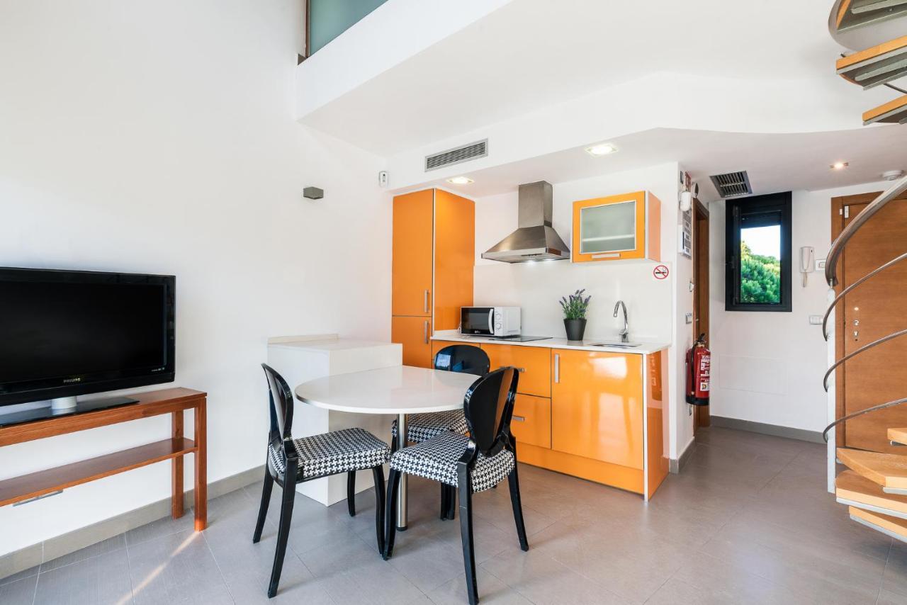 Aparthotel Las Palmeras Castelldefels Εξωτερικό φωτογραφία