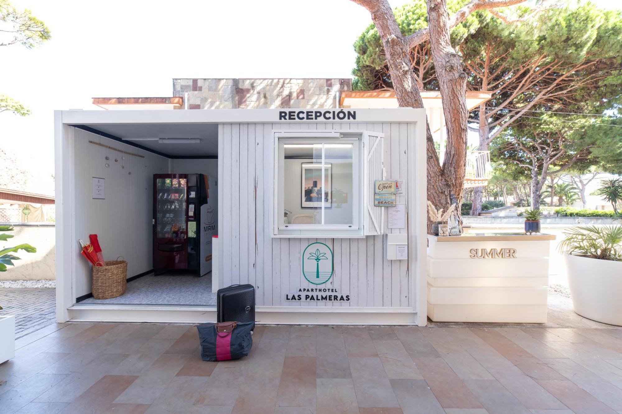 Aparthotel Las Palmeras Castelldefels Εξωτερικό φωτογραφία