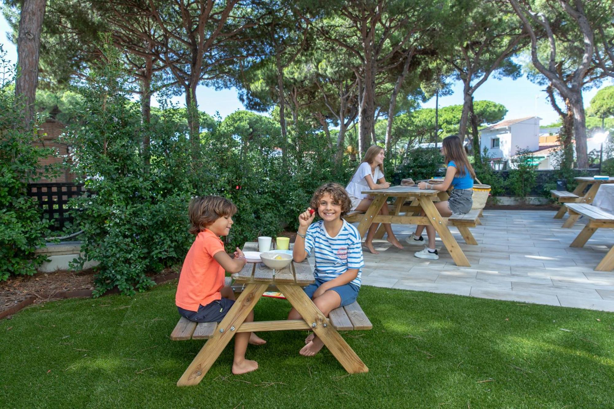 Aparthotel Las Palmeras Castelldefels Εξωτερικό φωτογραφία